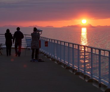 hurtigruten Midnattsol og planeten Venus foran solskiven, med Lofoten som bakteppe, på vei fra Stamsund til Bodø. En utrolig tilfeldighet og en uforglemmelig opplevelse! (Venus skal være øverst i venstre del av solskiven, men er trolig ikke synlig på bildet).