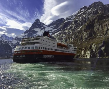 hurtigruten Vi var parallellt med m/s Polarlys d vi var p en fantastisk havsˆrnssafari. Fˆrsta bilden ‰r tagen lÂngt in i Trollfjorden och jag tycker den ser overkligt vacker ut.
Andra bilden ‰r p en havsˆrn som dyker efter fisken som guiden kastat upp i luften. Man kan se den lilla fisken:)
Tredje bilden fÂr visa kockarnas k‰rlek till den underbara maten <3